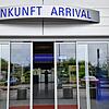 Der Eingang zum Ankunftsbereich im Bodensee-Airport Friedrichshafen: Hier wird die ungarische Fußballnationalmannschaft anlässlich der ...