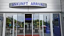 Der Eingang zum Ankunftsbereich im Bodensee-Airport Friedrichshafen: Hier wird die ungarische Fußballnationalmannschaft anlässlich der ...