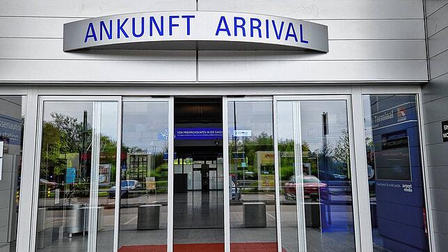 Der Eingang zum Ankunftsbereich im Bodensee-Airport Friedrichshafen: Hier wird die ungarische Fußballnationalmannschaft anlässlich der ...