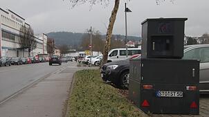 Eine semistationäre Geschwindigkeitsmessanlage, besser bekannt als Blitzer-Anhänger, ist seit Ende 2022 an wechselnden Orten wie hier in ...