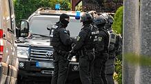 Spezialeinsatzkräfte durchsuchen am frühen Morgen ein Einfamilienhaus in Sachsen. Die Durchsuchung steht möglicherweise im Zusammenhang ...