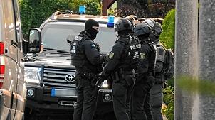 Spezialeinsatzkräfte durchsuchen am frühen Morgen ein Einfamilienhaus in Sachsen. Die Durchsuchung steht möglicherweise im Zusammenhang ...