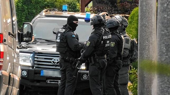 Spezialeinsatzkräfte durchsuchen am frühen Morgen ein Einfamilienhaus in Sachsen. Die Durchsuchung steht möglicherweise im Zusammenhang ...