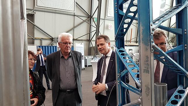 ZLT-Geschäftsführer Eckhard Breuer (rechts) mit Winfried Kretschmann.