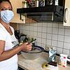 Monika Mittich-Ebi, Beisitzerin der Interessengemeinschaft Schmittenau, backt trotz Corona-Krise und abgesagtem Nikolausmarkt wieder ihr ...
