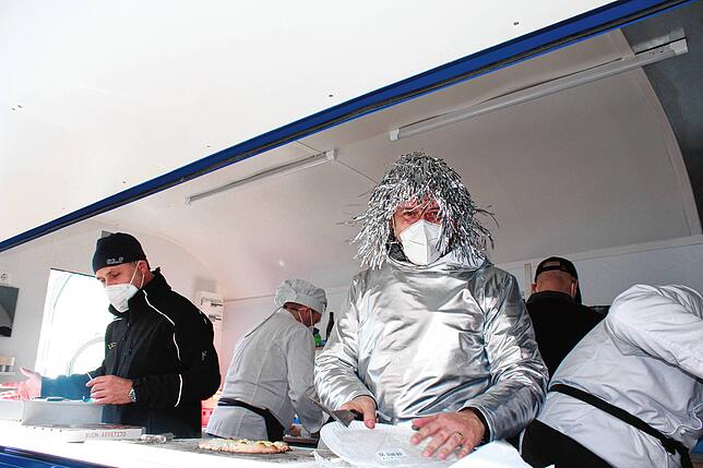 Kaum zu erkennen war Stefan Keil, Bürgermeister von Orsingen-Nenzingen, mit seiner Lametta-Haarpracht. Er verkaufte mit Helmut Schuster ...