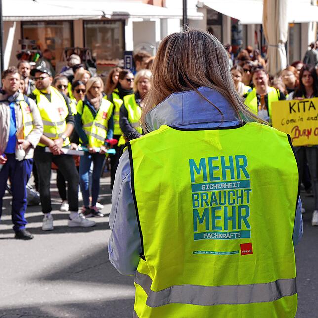 Beim Warnstreik einiger städtischer Kitas hielt Manuela Hettich, Personalratsvorsitzende der Stadt Radolfzell, eine Ansprache auf der ...