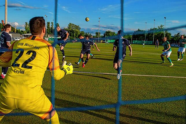Bild 15: Titelanwärter FC Zell setzt sich mit 6:1 beim VfB Waldshut durch &ndash; und wir haben Bilder!