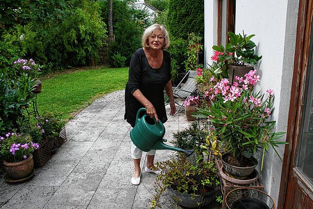 Ulla Boos gießt auf der Terrasse ihres Hauses in Königsfeld-Buchenberg die Blumen