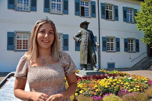 Die noch bis Anfang September amtierende Bodensee-Weinprinzessin Elin Sophie Arnold vor der Statue von Pfarrer Heinrich Hansjakob. Er ...