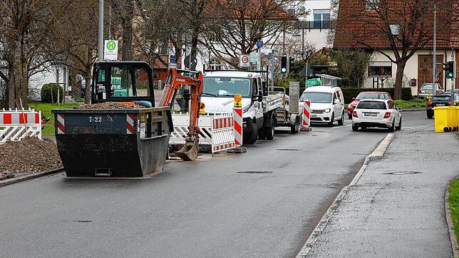 Eine Baustelle in der Oswald-Meder-Straße in Rietheim sorgt neben dem erhöhten Verkehrsaufkommen wegen der Sperrung der L181 für ...