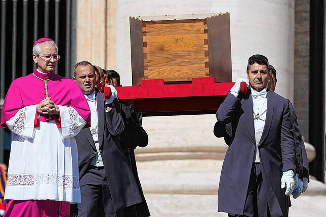 Der Sarg von Papst Franziskus wird auf den Petersplatz getragen.