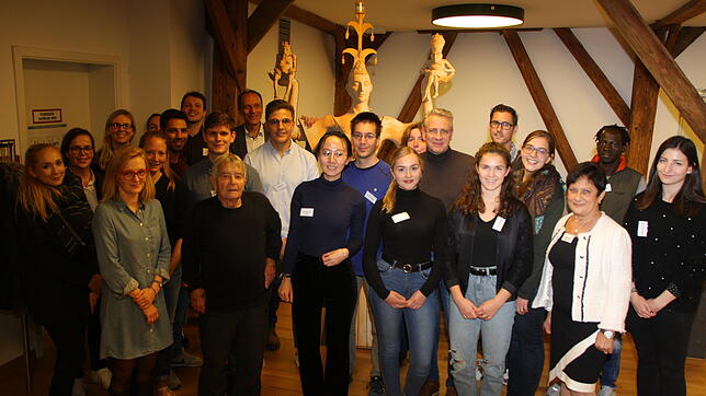 20 zufällig ausgewählte Personen aus Konstanz (nicht alle sind im Bild) treffen sich im Konzil, um über die Förderung von Projektideen ...