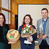 Die strahlende Siegerin Alexandra Kipp (Mitte) zwischen Bürgermeisterstellvertreter Sebastian Blender und Gemeinderätin Sandra Reddemann.