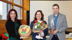 Die strahlende Siegerin Alexandra Kipp (Mitte) zwischen Bürgermeisterstellvertreter Sebastian Blender und Gemeinderätin Sandra Reddemann.
