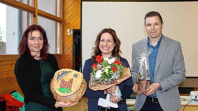 Die strahlende Siegerin Alexandra Kipp (Mitte) zwischen Bürgermeisterstellvertreter Sebastian Blender und Gemeinderätin Sandra Reddemann.