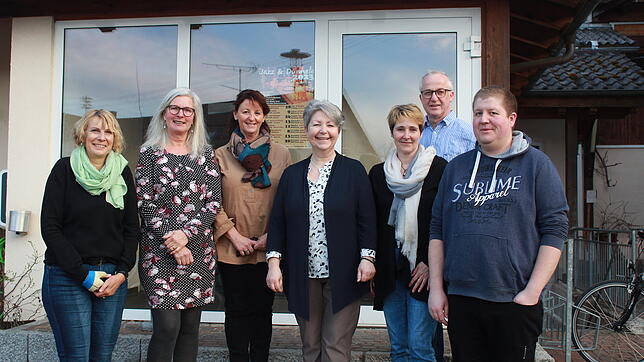 Marei Hettenbach, Heike Kuschel, Sandra Siegenthaler, Beate Klatt, Tanja Renner, Martin Wochner und Alexander Buhl (von links) bilden ...