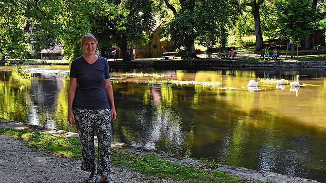 Martina Gommeringer liebt es, die Aachquelle zu besuchen, besonders angetan hat es ihr aktuell der Nachwuchs bei den Schwänen.