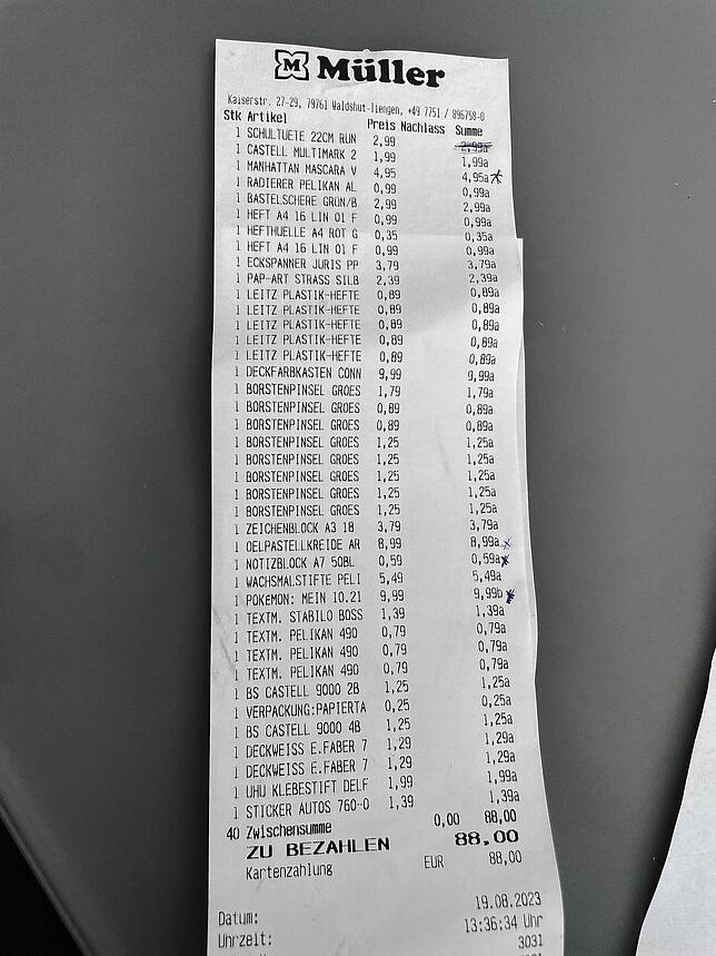 Rund 50 Euro hat Maria Cammisa Marinaro für Hefte, Stifte, Malfarben, Kleber und Co. ausgegeben. (Auf dem Bon befinden sich noch ein ...