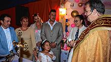Im Zirkuszelt Alessio in Donaueschingen wird die kleine Aneysha Geneve Maria getauft: Pate Christian Walliser (von links), Mutter Carina ...
