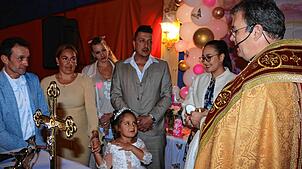 Im Zirkuszelt Alessio in Donaueschingen wird die kleine Aneysha Geneve Maria getauft: Pate Christian Walliser (von links), Mutter Carina ...