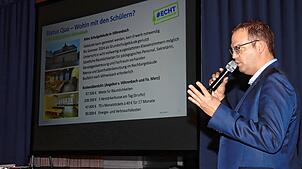 Unterkirnachs Bürgermeister Andreas Braun stellt Vor- und Nachteile eines Ausweichquartiers während der Schulsanierung in der ...