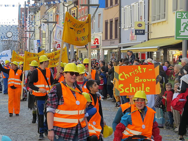 Schüler und Lehrer der Christy-Brown-Schule.