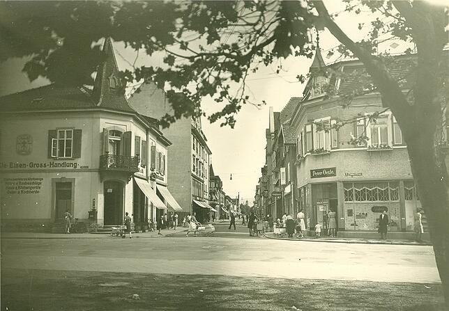 Der Blick von der Ekkehardstraße in die Scheffelstraße zeigt auf dem Foto von Ott-Albrecht links das sogenannte Brödler-Eck, das 1975 ...