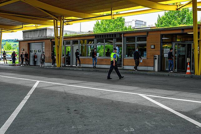Der Autobahnzoll zwischen Konstanz und Kreuzlingen: Vor der Zollabfertigung bildet sich am Tag der Grenzöffnung ein lange Schlange.
