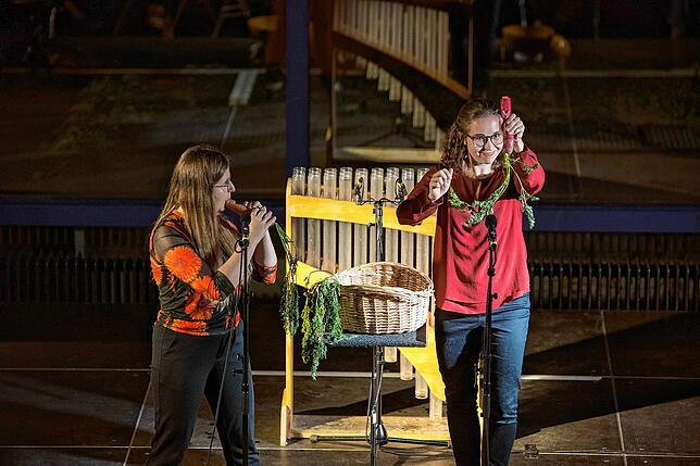 Sophie Legat und Alessandra Riudalbas mit selbst hergestellten Gemüseflöten.