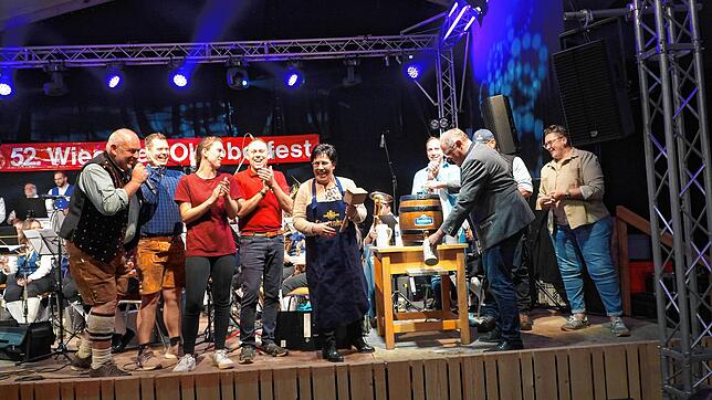 Nach dem Fassanstich ist die Stimmung gelöst (von links): Manfred Müller, Timo Schilling, Maja Weber, Andreas Müller, Gabi Leichenauer, ...