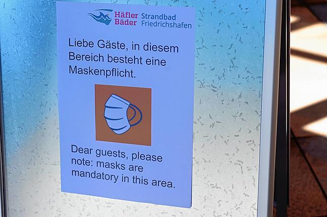 Weniger Warteschlange, dafür mehr Schilder erwarten die Badegäste im Häfler Strandbad inzwischen. Die Maskenpflicht wird hier strikt ...