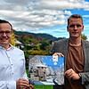 Präsident Peter Welsch (links) und Sekretär Simon David präsentieren den Adventskalender des Lions Clubs Bad Säckingen.