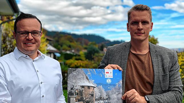 Präsident Peter Welsch (links) und Sekretär Simon David präsentieren den Adventskalender des Lions Clubs Bad Säckingen.
