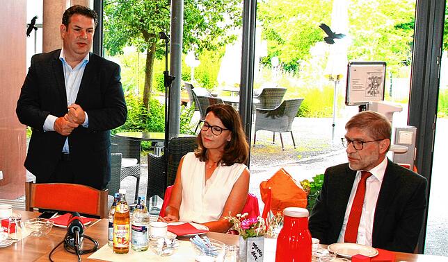 Bundesarbeitsminister Hubertus Heil mit der SPD-Bundestagsabgeordneten Rita Schwarzelühr-Sutter und Wutöschingens Bürgermeister Georg Eble.