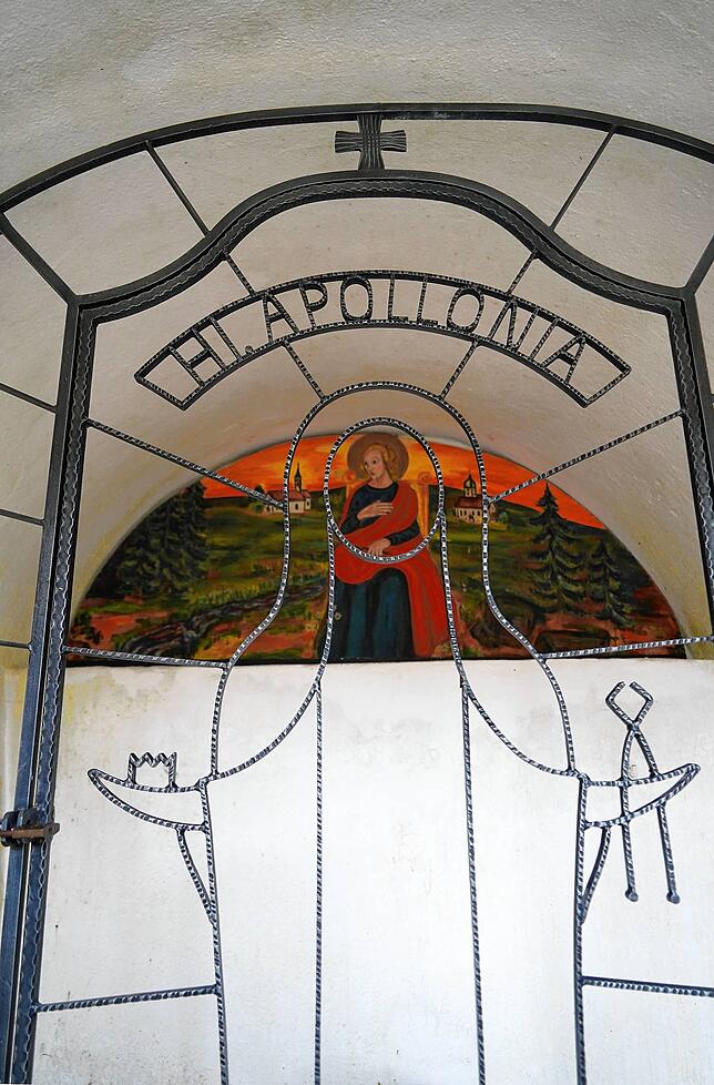Die Heilige Apollonia mit Zange und Zahn im Zahnkäppele.