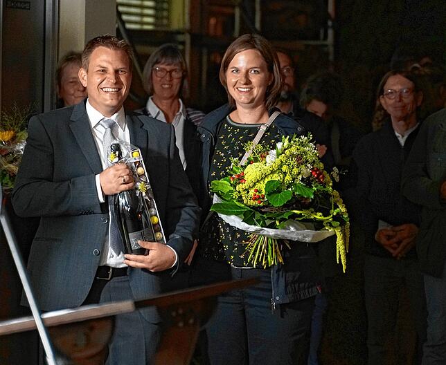 Überglücklich, erleichtert und mit Geschenken im Arm: Dominic Böhler mit seiner Frau Yvonne nach der Bekanntgabe des Wahlergebnisses.