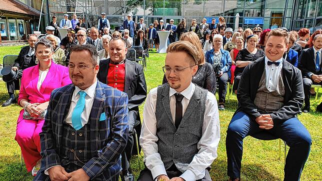 Dominik Schaaf und Manuel Groß (vorne von links) heiraten in Villingen am Samstag im Franziskaner-Garten.