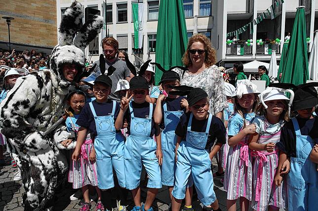 Die Jungs tragen Latzhose, die Mädchen Kleid (Archivbild).