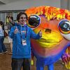 Finn Börner posiert mit Lumo, dem Maskottchen des 69. Eurovision Song Contests, das die freiwilligen Helfer in Basel begrüßt.