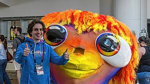 Finn Börner posiert mit Lumo, dem Maskottchen des 69. Eurovision Song Contests, das die freiwilligen Helfer in Basel begrüßt.