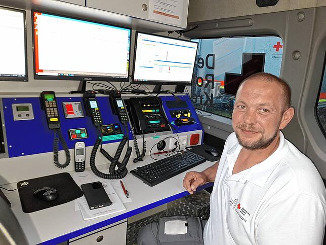 Im Einsatzwagen behält Florian Frierdich den Überblick auf den Monitoren.