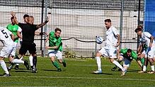 Manuel Passarella (am Ball) von der SG Schwarzwald-Union muss sich mit seinem Team beim Derby in Furtwangen mit 3:1 geschlagen geben.