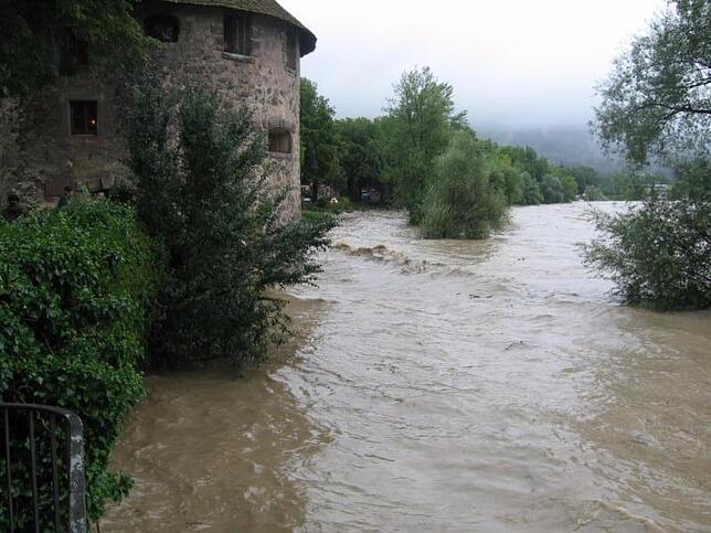 Gut sieben Meter über dem Normalwert lag der Pegel des Rheins beim großen Hochwasser von 1999. Bild: Stadt Bad Säckingen