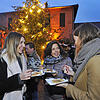 Eine lecker-heiße Waffel im stimmungsvollen Ambiente am Weihnachtsbaum genießen, die Fürstenberg-Weihnachtswelt macht es am Wochenende ...