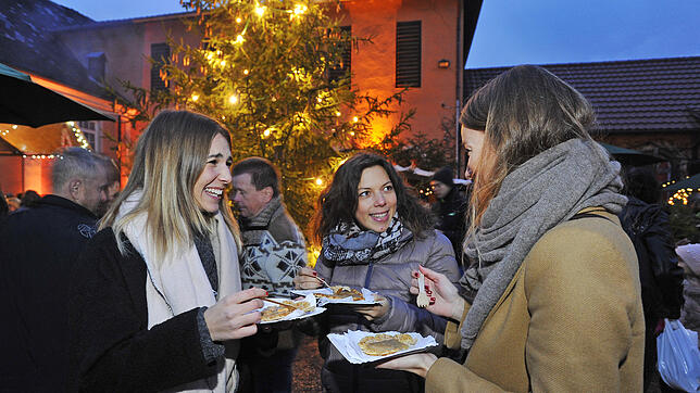 Eine lecker-heiße Waffel im stimmungsvollen Ambiente am Weihnachtsbaum genießen, die Fürstenberg-Weihnachtswelt macht es am Wochenende ...