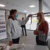 Während bei einer Blutspenderin im Foyer die obligatorische Fiebermessung stattfindet, wartet eine zweite Spenderin bereits in ...