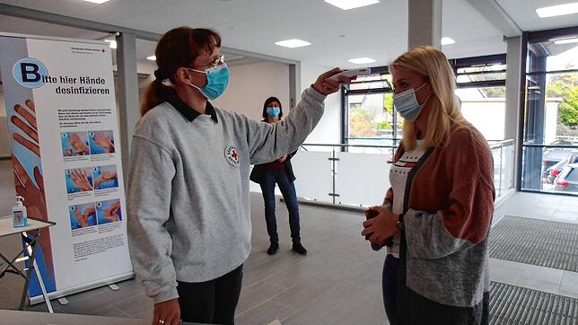 Während bei einer Blutspenderin im Foyer die obligatorische Fiebermessung stattfindet, wartet eine zweite Spenderin bereits in ...