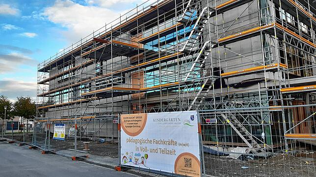 Die Arbeiten am sechszügigen Kindergarten in Stefansfeld gehen voran. Aktuell beginnt die Eindeckung des Daches. Das Bild zeigt den ...