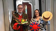 Tobias Engelsing, der Leiter der städtischen Museen, und die Historikerin Lisa Foege weisen auf die neue Sonderausstellung im ...